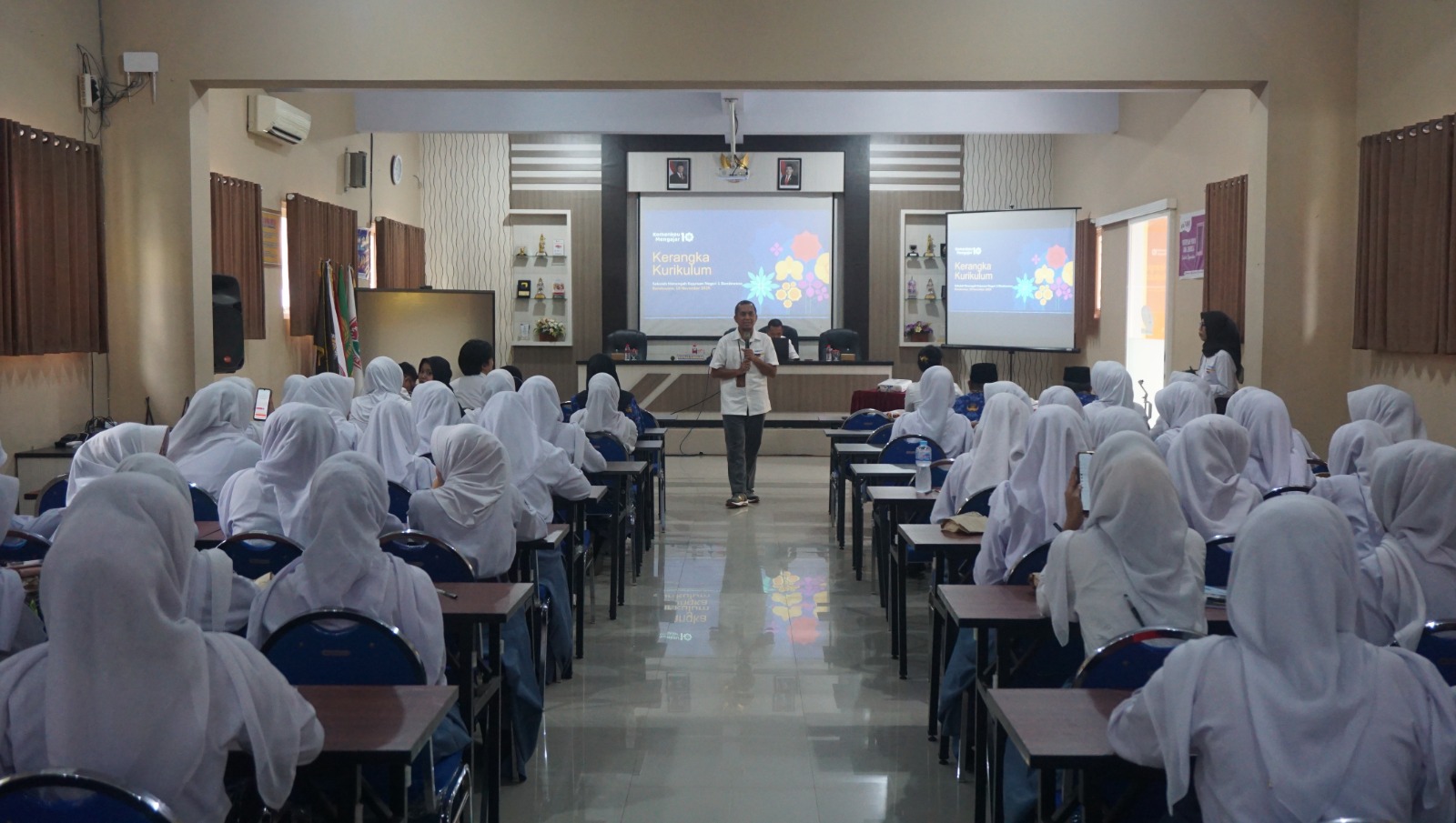 Kemenkeu Mengajar 10 Tanamkan Literasi Keuangan di SMKN 1 Bondowoso